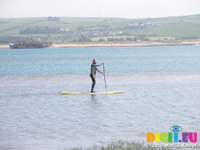 JT00928 Brad stand up paddling (sup) on River Taw estuary